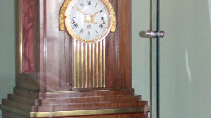 Eines der bedeutendsten Exponate ist die Standuhr von David Roentgen.
