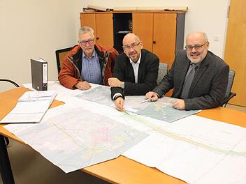 Als erster Bürger holte sich gestern der Sprecher der Bürgerinitiative und Ortsreferent Andreas Kukuk (Mitte) sämtliche Pläne zur Ortsumgehung im Bauamt. Später kamen der ehemalige Gemeinderat Dieter Ott (links) und Bürgermeister Franz Kuhn (rechts) dazu. Fotos: Ralf Ruppert