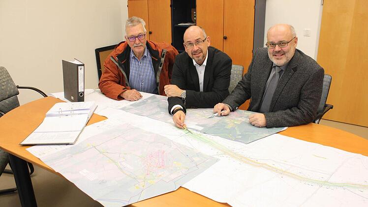 Als erster Bürger holte sich gestern der Sprecher der Bürgerinitiative und Ortsreferent Andreas Kukuk (Mitte) sämtliche Pläne zur Ortsumgehung im Bauamt. Später kamen der ehemalige Gemeinderat Dieter Ott (links) und Bürgermeister Franz Kuhn (rechts) dazu. Fotos: Ralf Ruppert