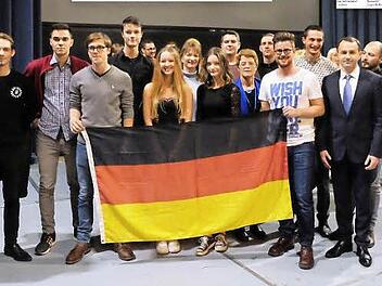 Die H&ouml;chstadter und ihre Gastgeber pr&auml;sentierten sich mit deutscher Flagge. Foto: Klaus Strienz