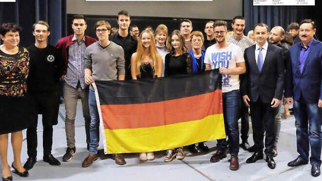 Die H&ouml;chstadter und ihre Gastgeber pr&auml;sentierten sich mit deutscher Flagge. Foto: Klaus Strienz