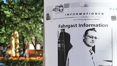 Mit diesen Aushängen informierte Verdi am Freitag darüber, wie sich der Bruttolohn der LBO-Busfahrer zusammensetzt. Foto: Jochen Berger