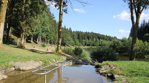 Das Kneipp-Becken am nördlichen Ufer des Ölschnitzsees fördert den Kreislauf. Der See ist ein besonders idyllisches Fleckchen Erde im Frankenwald. Foto: Andreas Schmitt