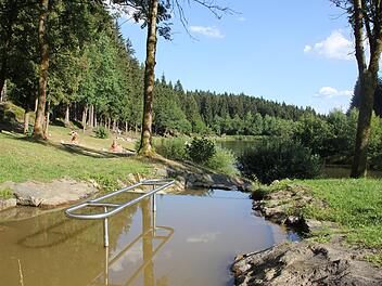 Das Kneipp-Becken am nördlichen Ufer des Ölschnitzsees fördert den Kreislauf. Der See ist ein besonders idyllisches Fleckchen Erde im Frankenwald. Foto: Andreas Schmitt