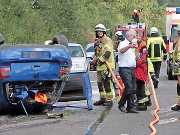 Am Golf entstand ein Totalschaden, die Insassen erlitten leichte Verletzungen. Die zwei verunglückten jungen Männer kamen in die Kliniken nach Bamberg und Coburg.  Fotos: Günther Geiling