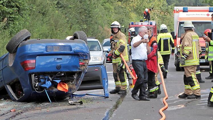 Am Golf entstand ein Totalschaden, die Insassen erlitten leichte Verletzungen. Die zwei verunglückten jungen Männer kamen in die Kliniken nach Bamberg und Coburg.  Fotos: Günther Geiling