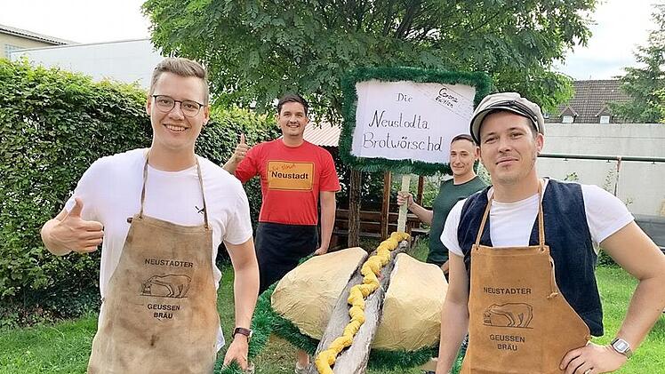 Das "Brotwörschd-Quartett" mit (von links) Phillipp Rebhan, Matthias Stache, Daniel Probst und Sebastian Gerwinat) zog im vergangenen Jahr wenigstens mit der Bratwurst die Route des Festumzugs entlang. Das wäre heuer auch möglich.