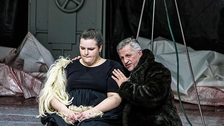 Wotans Abschied am Landestheater Coburg: Probenszene aus dem 3. Akt von Wagners "Walküre" mit Asa Jäger als Brünnhilde und Michael Lion als Wotan.Foto: Jochen Berger