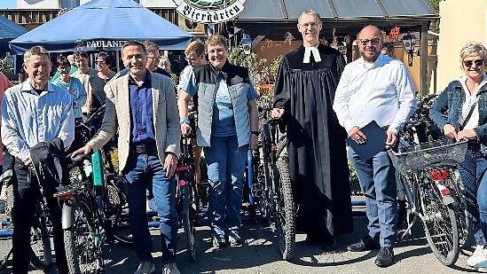 Über den neuen Fahrradständer freuen sich (von links): 2. Vorsitzender des TSV Unterlauter Mario Bullmann, 2. Bürgermeister Martin Rebhan, Gemeinderat Karl-Dietrich Papenfuß, 1. Bürgermeister Karl Kolb, Stadtradeln-Organisatorin Marita Nehring, Pf...