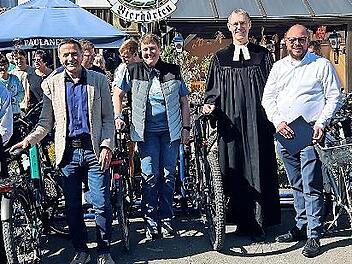 Über den neuen Fahrradständer freuen sich (von links): 2. Vorsitzender des TSV Unterlauter Mario Bullmann, 2. Bürgermeister Martin Rebhan, Gemeinderat Karl-Dietrich Papenfuß, 1. Bürgermeister Karl Kolb, Stadtradeln-Organisatorin Marita Nehring, Pf...