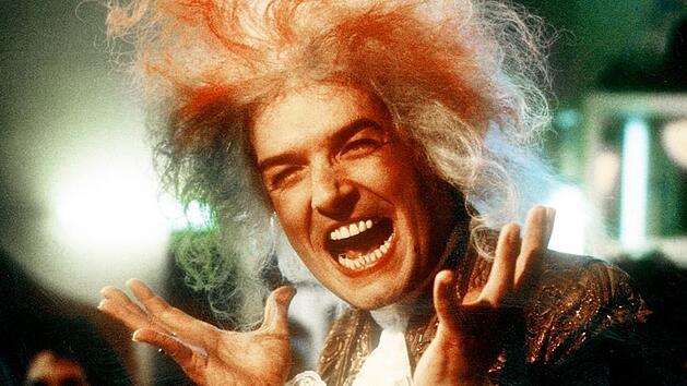 "Rock Me Amadeus" war Falco ein Dorn im Auge. Einerseits fand er das Lied respektlos gegen&uuml;ber Wolfgang Amadeus Mozart. Andererseits war er als Wiener zu Stolz, um sich vor einem Salzburger zu verbeugen.