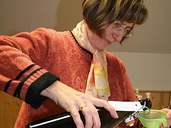 In großen Weck-Einmachgläser lässt Ulrike Utz die Liköre reifen. In der hellbraunen Mixtur mit vielen Geheimzutaten sorgen Walnussstücke - natürlich aus Wartenfels - für das nussige Aroma. Vor der Abfüllung wird der Likör  abgesiebt. Und dann schimmert er goldfarben in der Flasche. Fotos: Sonja Adam