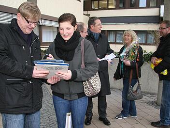 Frank Wilzok (links) und Henry Schramm (Zweiter von rechts) sammelten im Namen des Zweckverbands persönlich Unterschriften für den raschen Bau eines Parkhauses am Klinikum Kulmbach. Foto: Sonja Adam