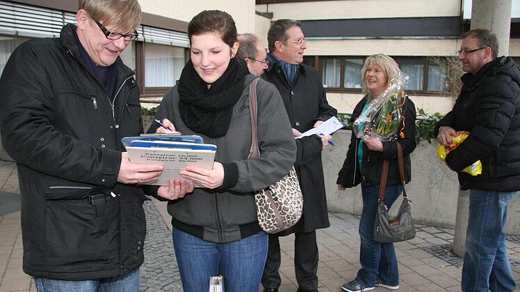 Frank Wilzok (links) und Henry Schramm (Zweiter von rechts) sammelten im Namen des Zweckverbands persönlich Unterschriften für den raschen Bau eines Parkhauses am Klinikum Kulmbach. Foto: Sonja Adam