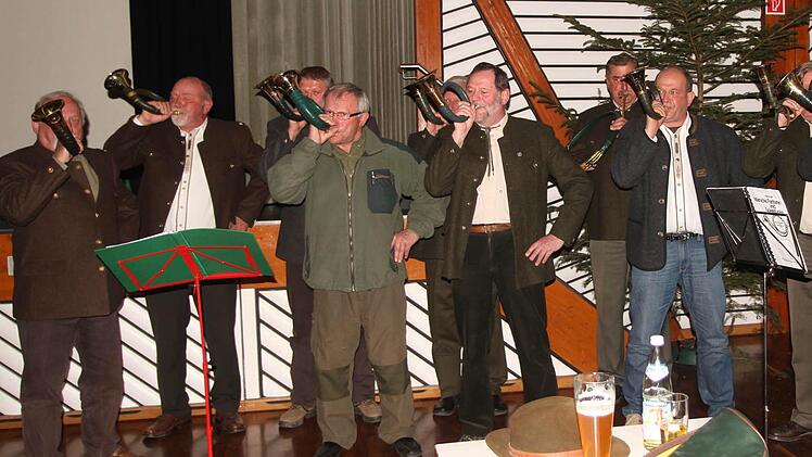 Die Jagdhornbläsergruppe umrahmte die Veranstaltung mit ihren bekannten Signalen, hier bei der Begrüßung.