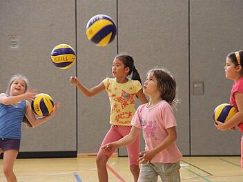 Schüler der Hammelburger Grundschule Am Mönchsturm werfen Bälle in die höhe und fangen sie auf. Eine erste Begegnung mit dem Volleyballsport.  Foto: Gerd Schaar