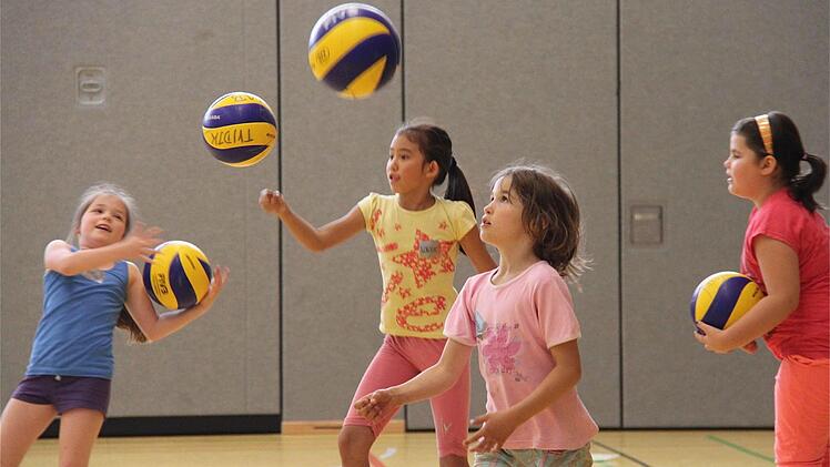 Schüler der Hammelburger Grundschule Am Mönchsturm werfen Bälle in die höhe und fangen sie auf. Eine erste Begegnung mit dem Volleyballsport.  Foto: Gerd Schaar