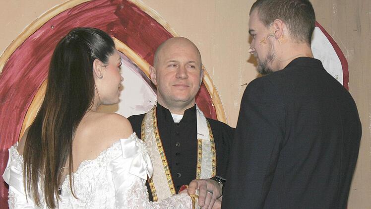 Da war noch alles in Ordnung: Pater Lorenzo (Norbert Helbig) traut Romeo (Nikolai Gaschütz) und Julia (Marina Esslinger) in der Kapelle.