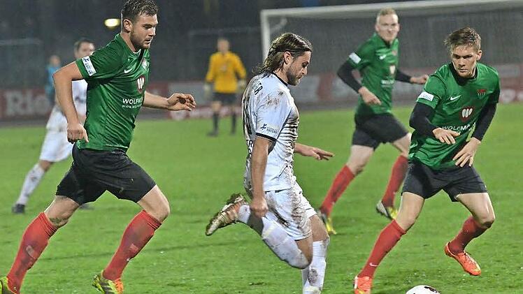 Der Bamberger Mittelfeldspieler Florian Wenninger wird von den Schweinfurtern Tom Jäckel (l.) und Pablo Pigl (r.) angegriffen, kommt aber dennoch zur Flanke. Foto: Marion Wetterich