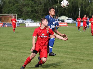 Patrick Titzmann (in Rot) traf im Hinspiel gegen Zirndorf per Elfmeter und hofft auch gegen Stadeln auf ein Tor.  Foto: Matthias Hofmann