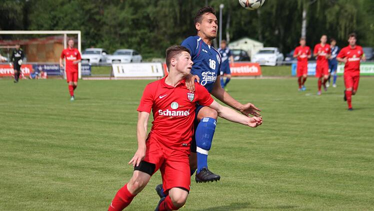 Patrick Titzmann (in Rot) traf im Hinspiel gegen Zirndorf per Elfmeter und hofft auch gegen Stadeln auf ein Tor.  Foto: Matthias Hofmann