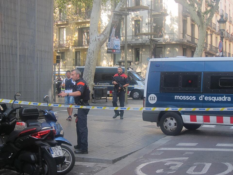 Lieferwagen fährt in Barcelona in Menschenmenge