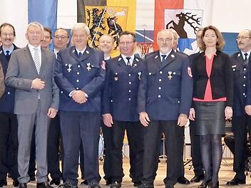 Die ausgezeichneten Feuerwehrleute für 40-jährige Dienstzeit mit Offiziellen und den anwesenden Feuerwehrdienstgraden Foto: Spörlein