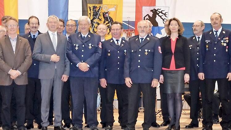 Die ausgezeichneten Feuerwehrleute für 40-jährige Dienstzeit mit Offiziellen und den anwesenden Feuerwehrdienstgraden Foto: Spörlein