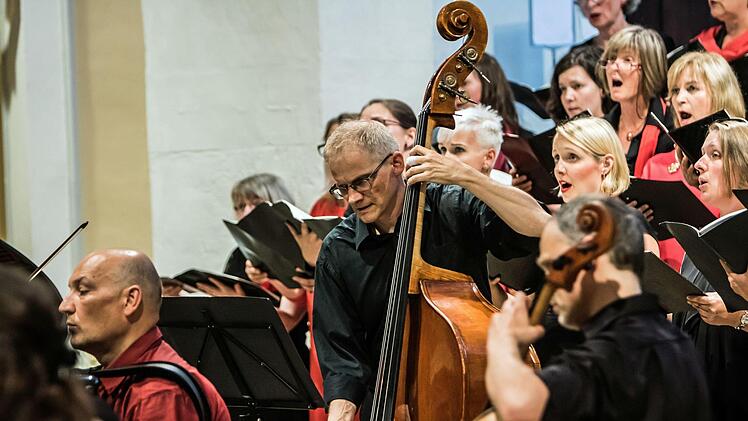 Die Coburger Erstaufführung der "Misa Tango" lockte zahlreiche Zuhörer in die Morizkirche. Unter der Leitung von Antoinetta Bafas beeindruckte der "Chor Unerhört" gemeinsam mit den Vokalsolisten Joana Tautu und Marcello Mejia-Mejia.Foto: Jochen Berger