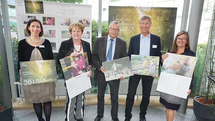 Vorstellung des Palliativkalenders der Deutschen Palliativstiftung in der Capio Franz von Prümmer Klinik in Bad Brückenau. Das Bild zeigt von links: Verwaltungsdirektorin Sabine Hein, Bürgermeisterin Brigitte Meyerdierks, den stellvertretenden Landrat Emil Müller, Dr. Thomas Sitte ( Vorstandsvorsitzener der Deutschen Palliativstiftung) und Elke Hohmann (Geschäftsführerin der Deutschen Palliativstiftung). Foto: Marion Eckert