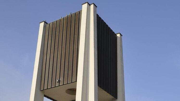 Ungewöhnlich ist auch der freistehende Kirchturm mit  Glockenstuhl. Peter Klopf
