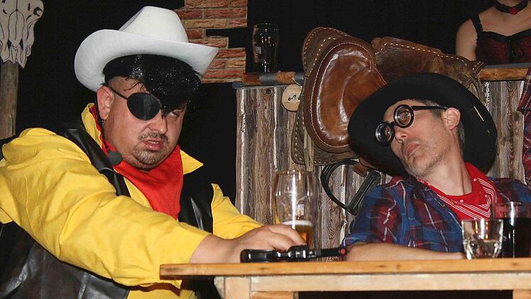 Zu tief ins Glas geschaut? Johannes "Co" Kremer (links) und Stefan Seufert im "Wild West Saloon" der Pölsterer.