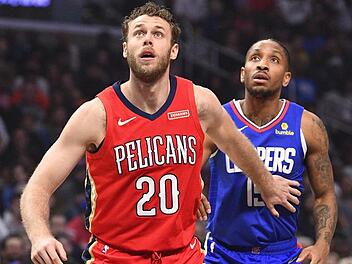 Nicolò Melli (vorne) ist nach Startschwierigkeiten in der NBA bei den New Orleans Pelicans angekommen und spielt inzwischen über 20 Minuten pro Spiel.  Foto: Imago