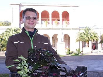 Gärtnermeister Andreas Munack ist bei der Kissinger Kurgärtnerei für die Zierpflanzen verantwortlich. In den nächsten drei Wochen machen die Gärtner die Blumenbeete winterfest. Foto: Benedikt Borst