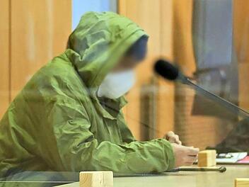 Der Beschuldigte blickt am ersten Verhandlungstag am Coburger Landgericht durchgehend teilnahmslos auf den Tisch.  Foto: Sandra Hackenberg