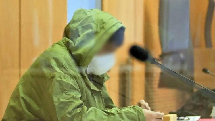 Der Beschuldigte blickt am ersten Verhandlungstag am Coburger Landgericht durchgehend teilnahmslos auf den Tisch.  Foto: Sandra Hackenberg