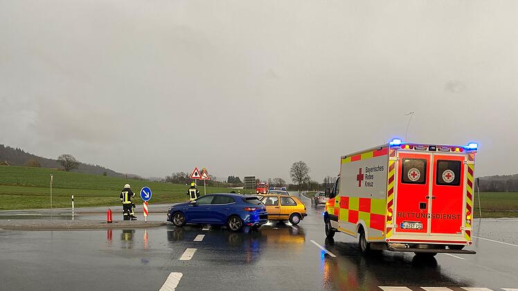 B303 im Kreis Kulmbach: Autofahrerin &uuml;bersieht Gegenverkehr - Mann schwer verletzt