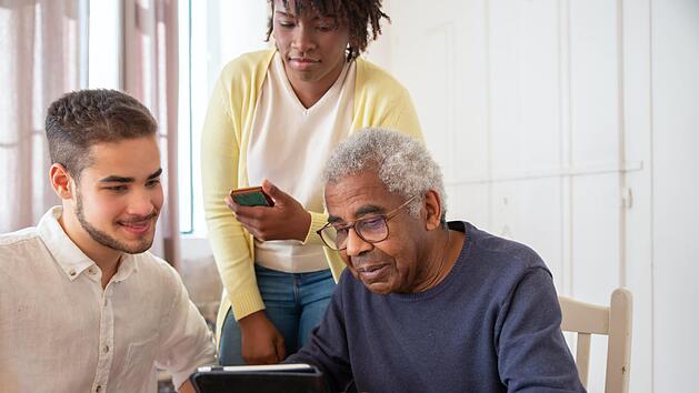 Bist du mit der Entscheidung der Pflegekasse nicht einverstanden, solltest du Widerspruch einlegen.