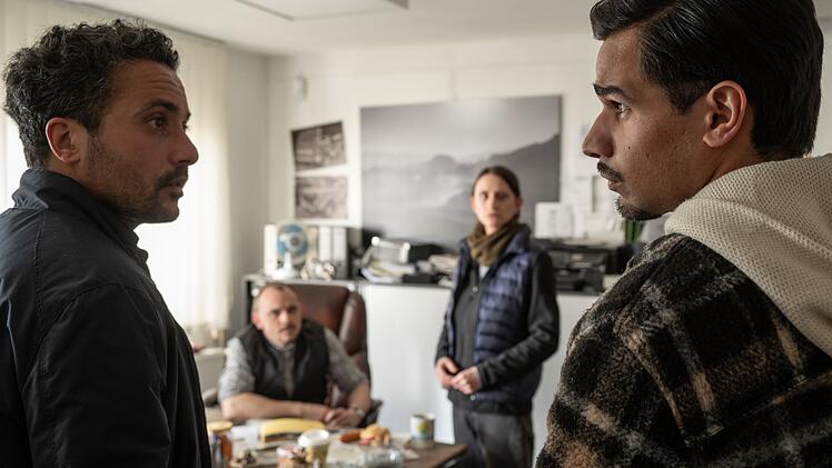 Kommissar David Gr&uuml;nbaum (Omar El-Saeidi, links) feiert in der achten Staffel "SOKO Potsdam" endg&uuml;ltig sein Comeback und ermittelt unter anderem mit Samir Amari (Skandar Amini, rechts) in einem Mordfall.