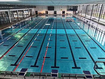 Die 50-Meter-Halle des Langwasserbads steht in der zweiten Woche