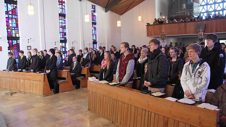 Zu ihrem Bekenntnis erhoben sich alle Firmlinge.