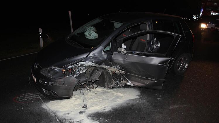 Der Wagen des Unfallverursachers drehte sich um die eigene Achse und blieb mitten auf der Straße stehen. Foto: Friedwald Schedel
