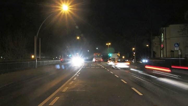 Auf der Alexandrinenbrücke leuchten weiß die neuen LED-Lampen, drumherum finden sich die alten Kugellaternen genauso wie moderne Peitschenleuchten in der Lossaustraße.