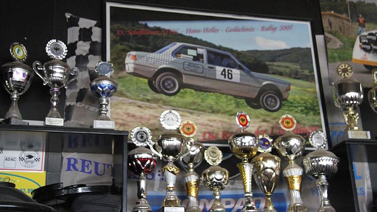 Pokale künden von vergangenen Erfolgen.