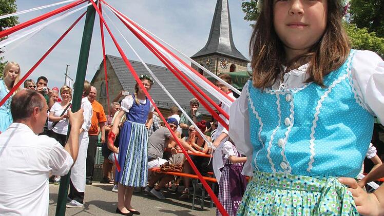 Wenn alles gut geht, dann löst sich das schmucke Flechtmuster, das die Tänzer und Tänzerinnen gewebt haben wieder auf. Foto: Sonja Adam