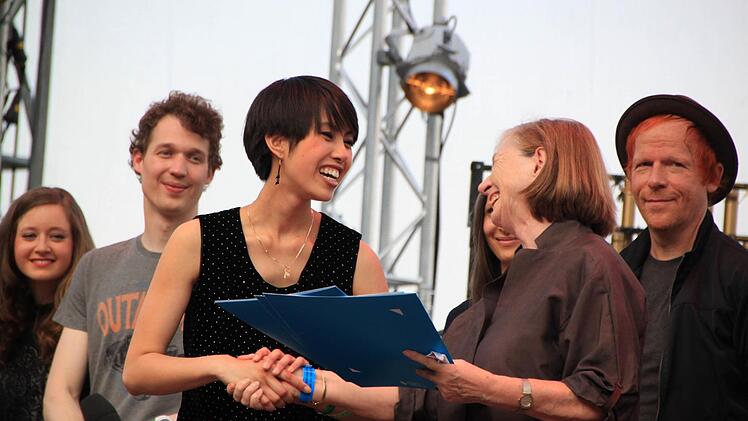 Ursula Männle, die Vorsitzende der Hanns-Seidel-Stiftung, überreichte die Urkunden des Nachwuchsförderpreises an die jungen Songpoeten, hier an die Sängerin Le-Thanh Ho. Foto: Matthias Einwag