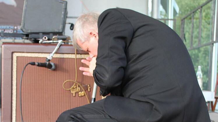 Kopplungseffekte suchend, um selbst diese musikalisch zu verarbeiten: Breitfelder nah am Verstärker. Foto: Markus Häggberg