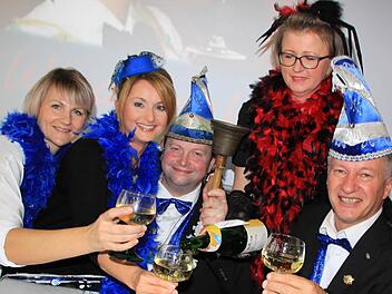 Sie feierten den Auftakt zum Fasching (von links) Madlen Groll, Danilea Klinke, Horst Amon, Gabriele Böhmer und Günther Walter. Foto: Matthias Einwag