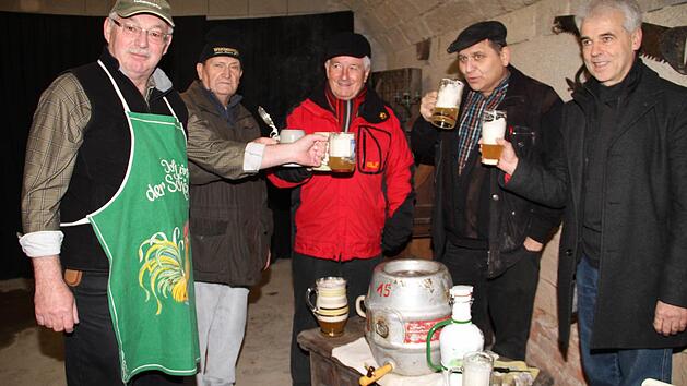 Ein Prosit auf den Wagemut (von links): Hubert Wendler, Siegfried H&ouml;ppel, Dritter B&uuml;rgermeister Winfried Weinbeer, Lothar Seelmann und Harald Fischer lassen sich das Bier schmecken.