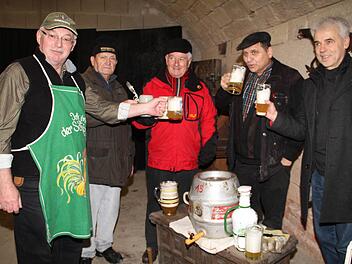 Ein Prosit auf den Wagemut (von links): Hubert Wendler, Siegfried Höppel, Dritter Bürgermeister Winfried Weinbeer, Lothar Seelmann und Harald Fischer lassen sich das Bier schmecken.